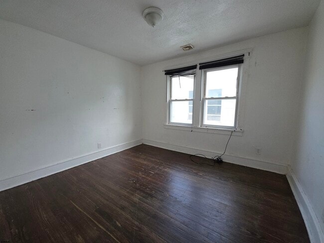 Building Photo - 346 N Delaware Ave