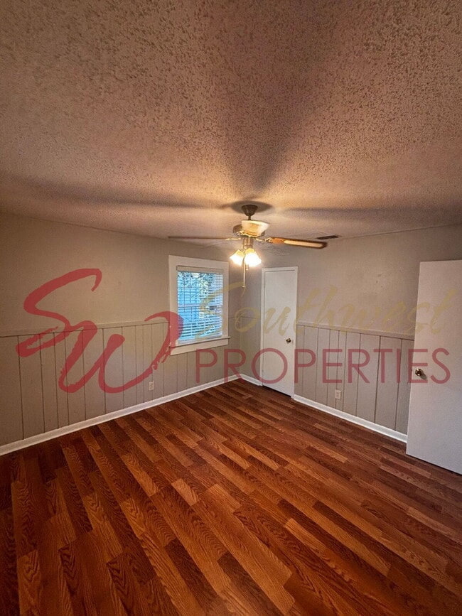 Building Photo - Cozy 2 Bed, 1 Bath Home