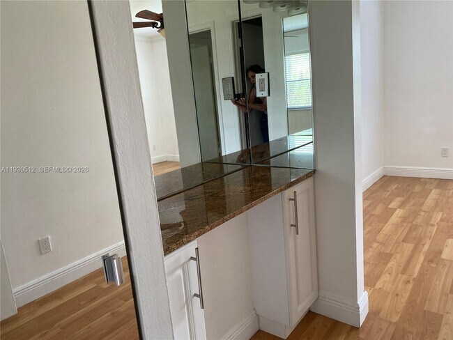 Building Photo - 10925 SW 113th Pl