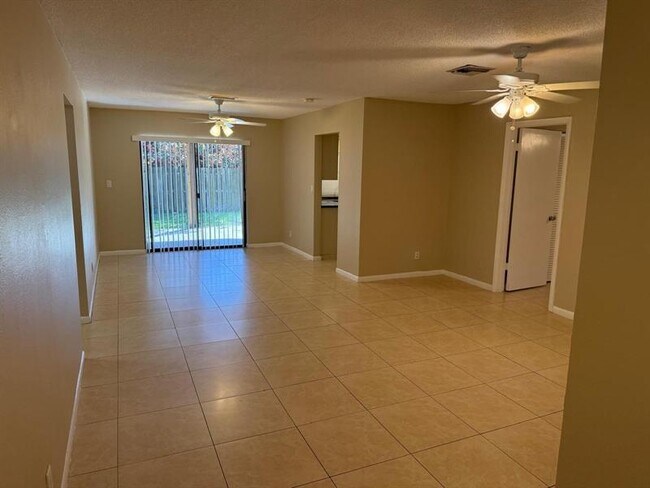 Building Photo - 9134 NW 32nd Manor