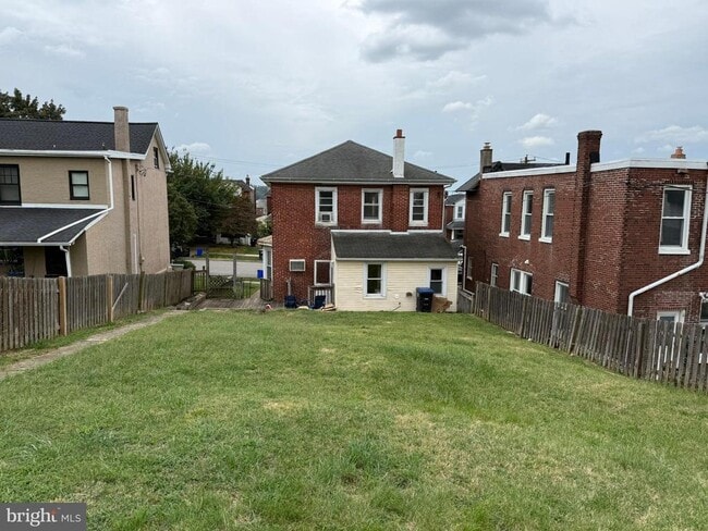 Building Photo - 134 W 8th Ave