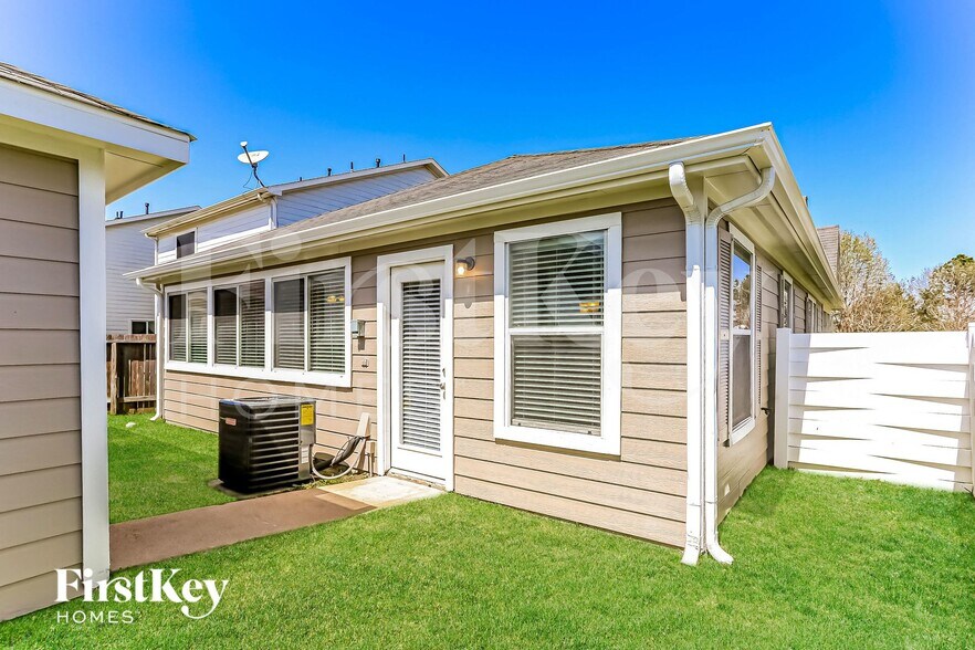 Building Photo - 20730 Settlers Lake Cir N