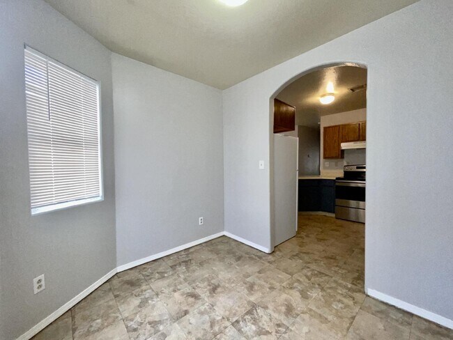 Building Photo - 2 bed 2 bath central location.