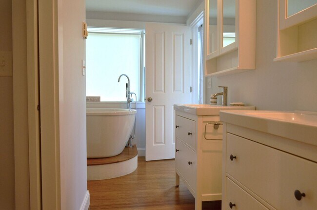 Building Photo - Annisquam Rental on the Water: Chester Square