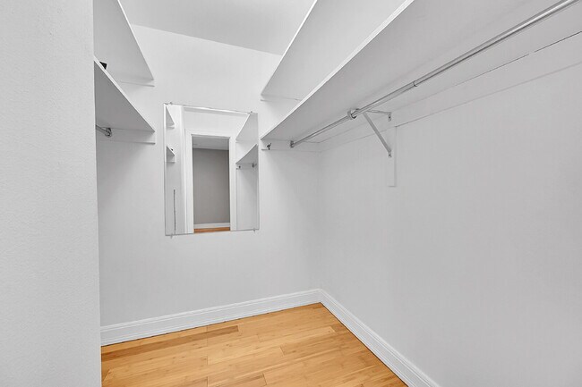 Building Photo - $2,500.00, 2-bed, 2.5 bath located in Denver.