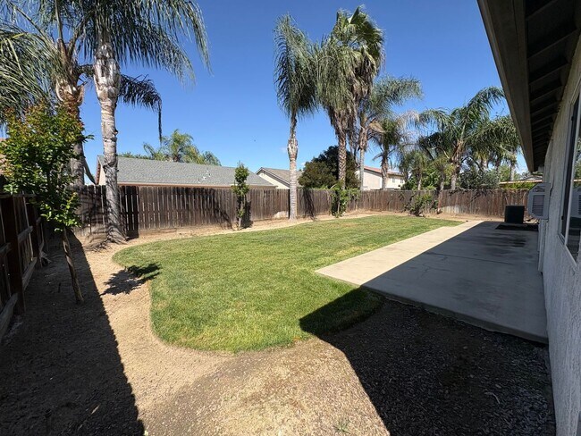 Building Photo - Lovely NW Visalia Home Near Shopping Centers Available Now!