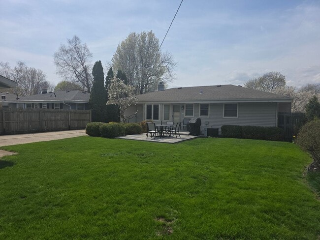 Building Photo - Updated 3 bedroom Racine ranch