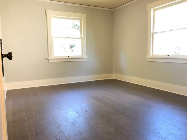 Building Photo - Wonderful University District 8 bedrooms house!