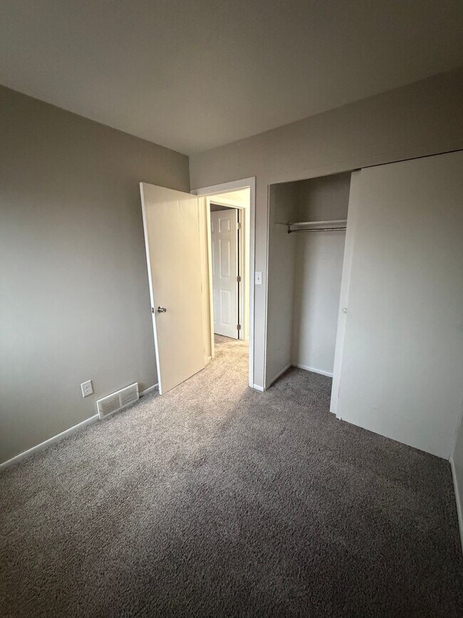 Building Photo - 2 Bedroom Apartment - Milan, IL