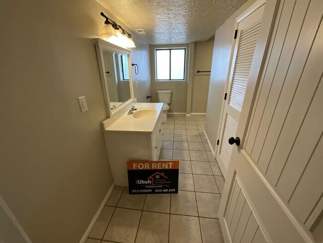 Building Photo - 5 bedroom 3 bath Home 2 car garage- Small dog friendly