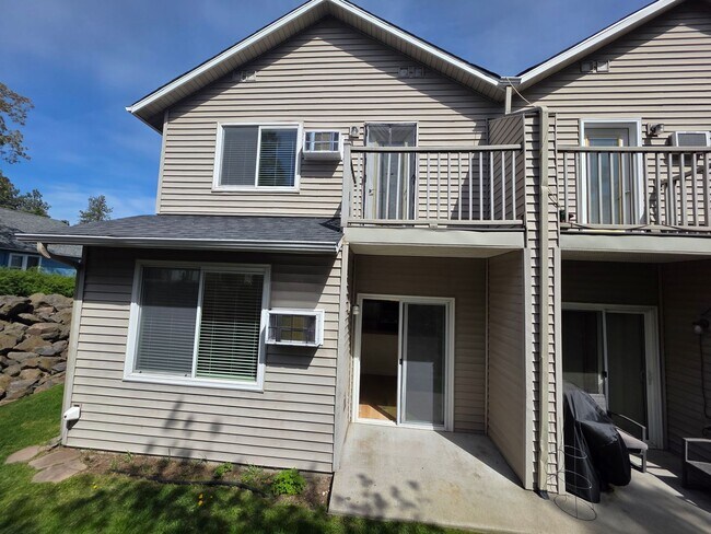 Building Photo - Beautifully Remodeled townhome on the south hill