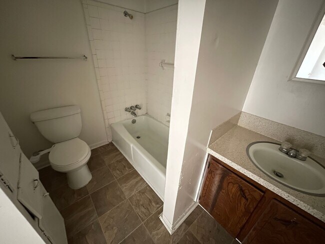 Building Photo - 101 E Cardinal Ln