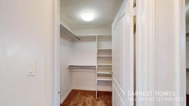 Building Photo - 11622 Oxnard St