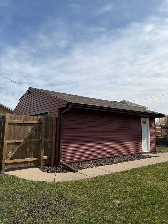 Building Photo - 3 Bed, 2 Bath Home with Garage