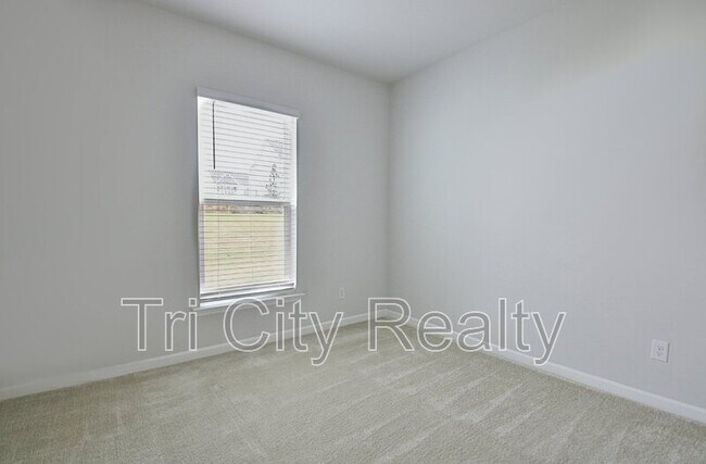 Building Photo - 504 Albertson Ave