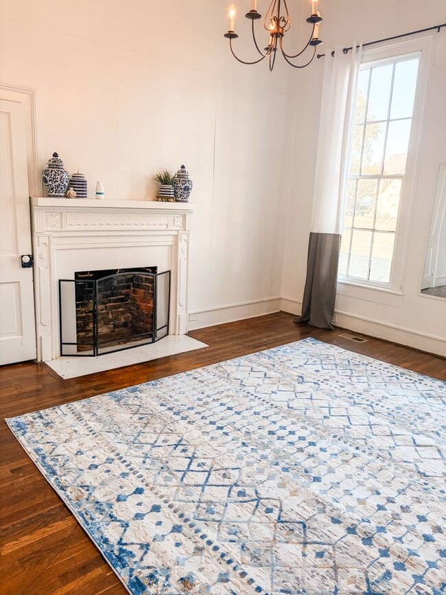 Building Photo - 117 E Main St