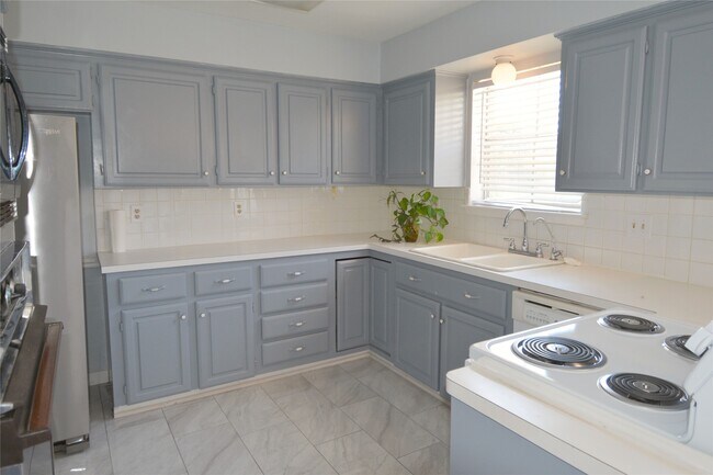 Building Photo - 6707 Las Brisas Dr