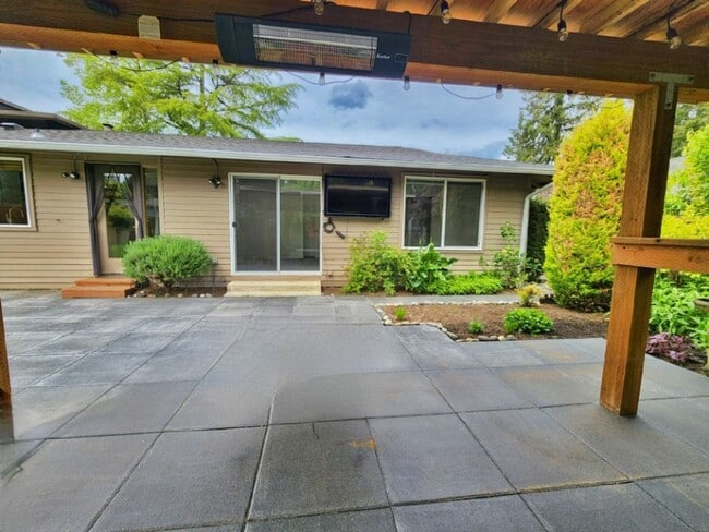 Building Photo - Beautiful 4 Bed 1.75 Bath Home Near Microsoft