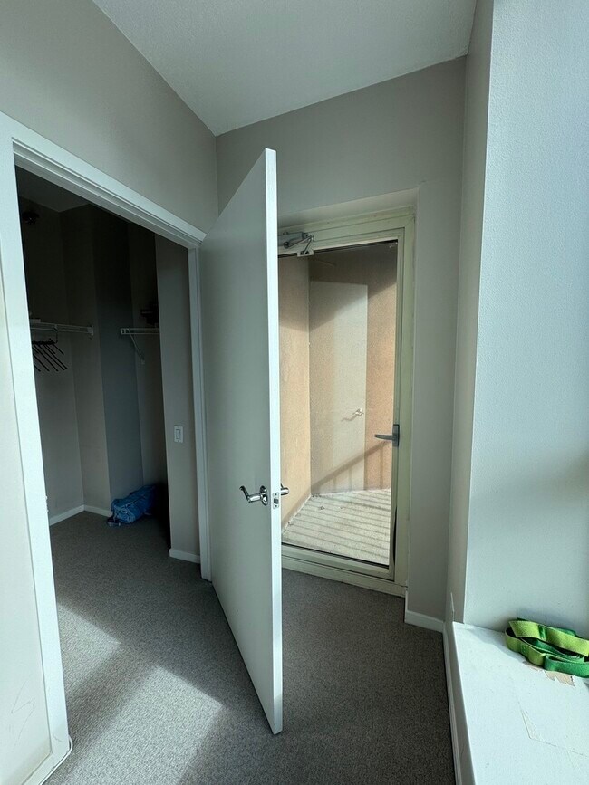 Building Photo - 600 N Kingsbury St