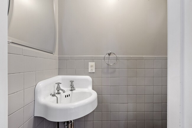 Building Photo - 14 Bacon St