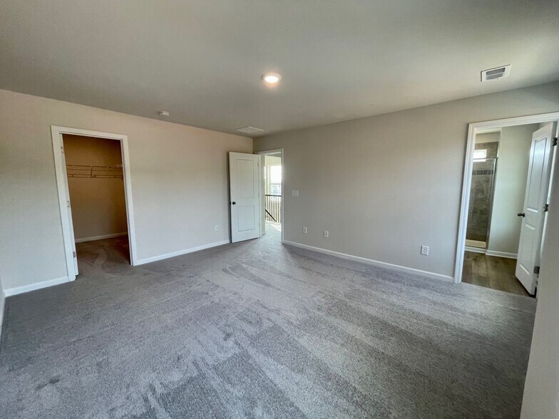 Building Photo - 15623 Country House St