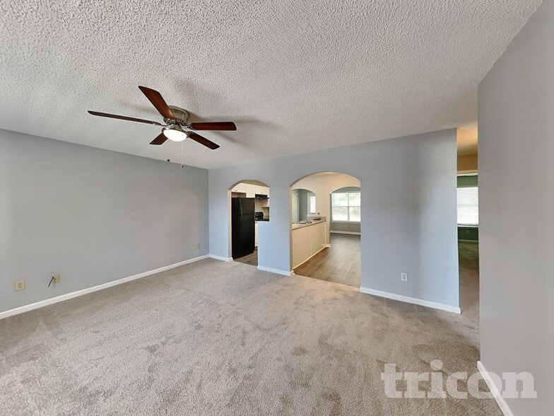 Building Photo - 6836 Saganaw Dr