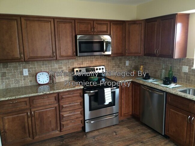 Building Photo - 1695 - 4 Bed 2 Bath Near KU MED