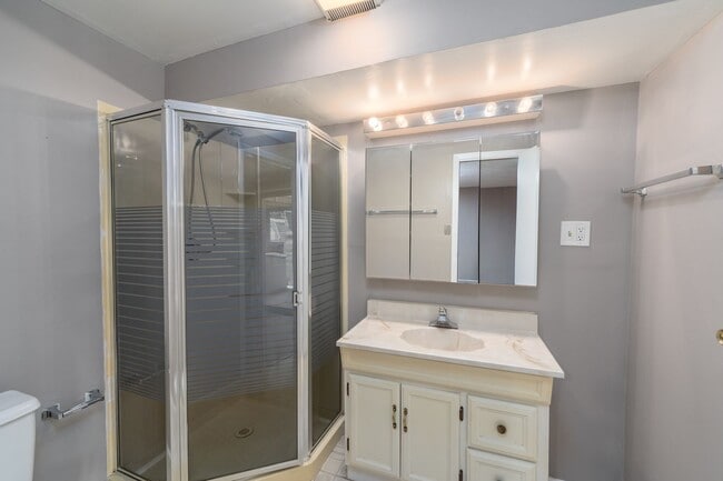 Building Photo - 27 Sylvan Park Ct