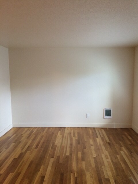 Building Photo - Ainsworth Court Hardwoods Pet Parking Bus/Bike