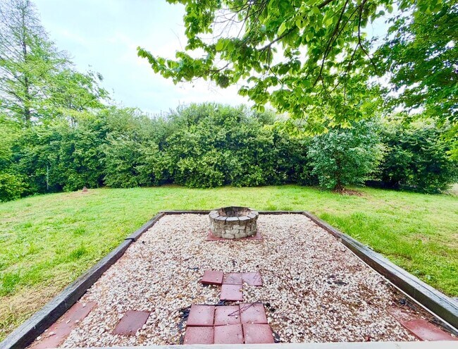 Building Photo - 1909 Needmore Rd