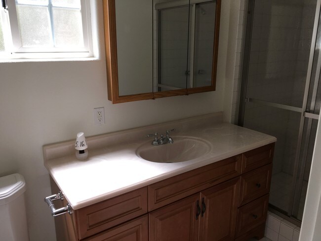 Building Photo - 923 Royal Oaks Dr