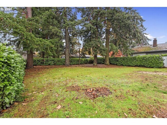 Building Photo - 6014 SE Insley St