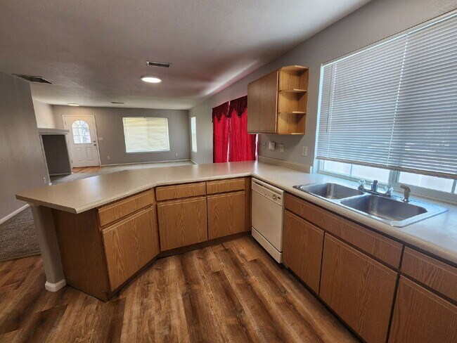 Building Photo - Great 3 Bed Ranch Style Home In Green Valley Ranch Neighborhood