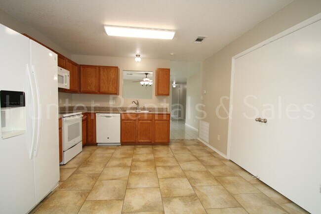 Building Photo - Live Large in Killeen – 5 Bedrooms, Big Va...