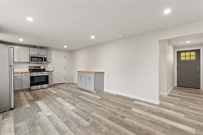 Building Photo - 460 N James Ave