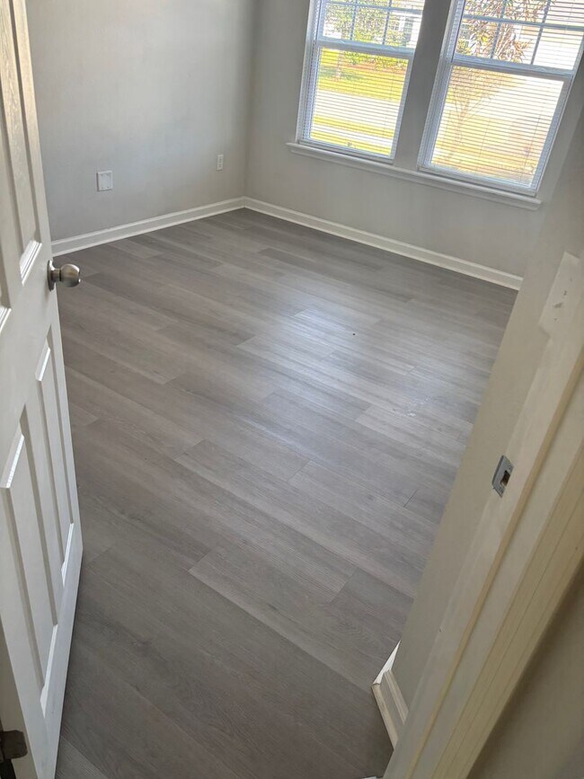 Building Photo - 4 Bedroom 3 Full Bath House in Convenient Location