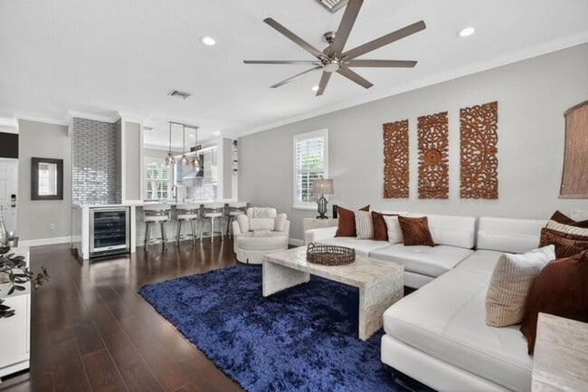 Building Photo - 203 E Thatch Palm Cir