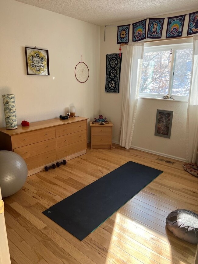 Building Photo - 5 Bedroom Home, Backs to Open Space, Walki...