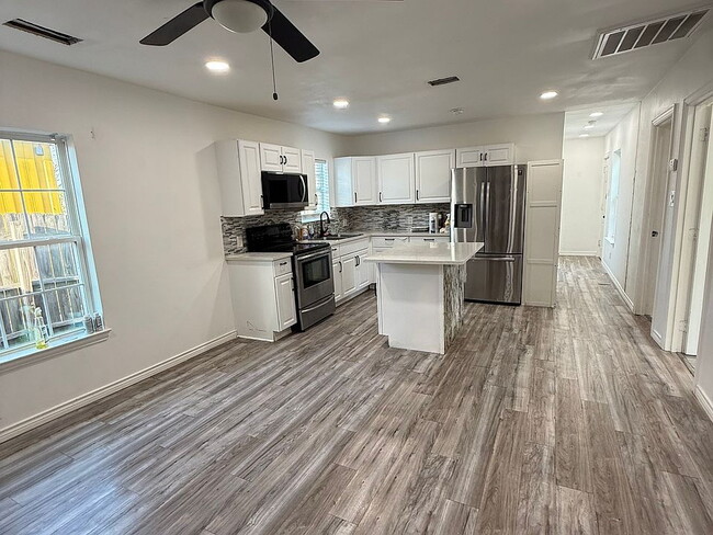Building Photo - Fully remodeled