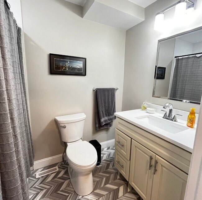 Building Photo - 229 Maverick St