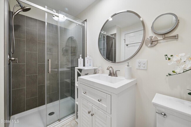 Building Photo - 425 Broadway