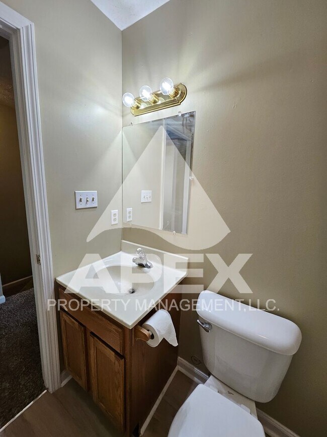 Building Photo - MOVE-IN SPECIAL,NO RENT TIL JUNE 1ST! - Nice 2 Bd | 1.5 Ba Townhouse in West Knox Condo Community!