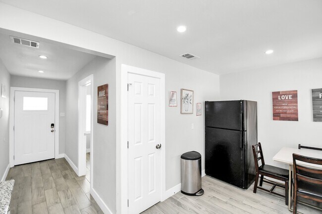 Building Photo - 5435 Pardee St