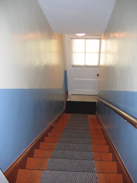 Building Photo - 701 E 6th St