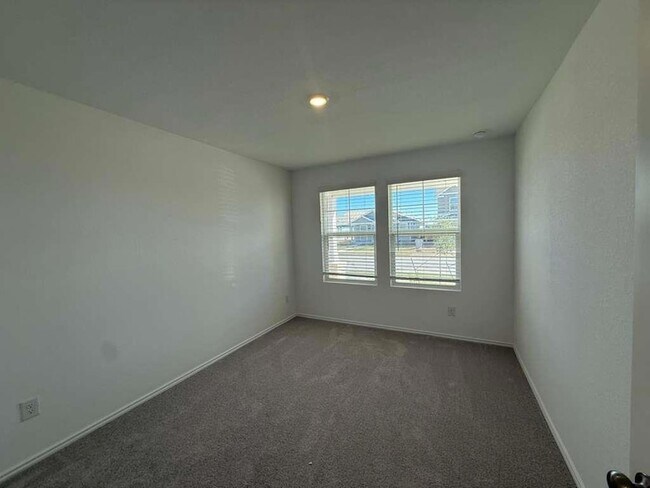 Building Photo - 591 Sormonne Lp