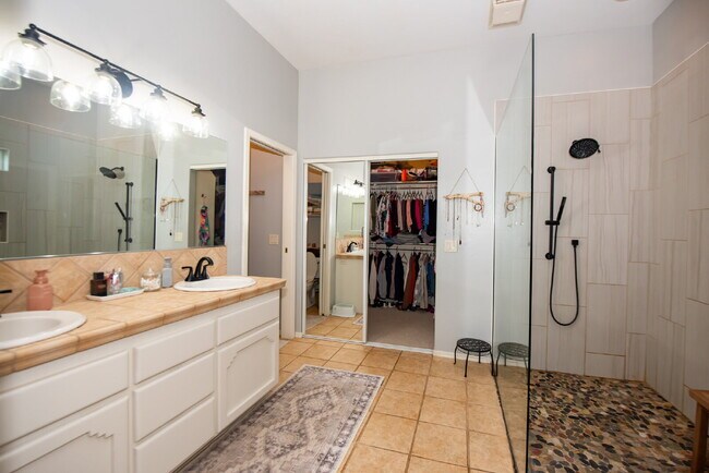 Building Photo - Spacious 3-Bedroom Oasis with Pool in Yuma...