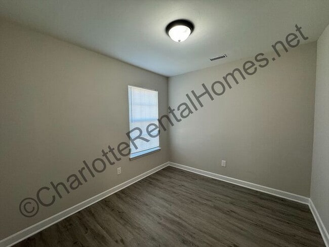 Building Photo - Newly remodeled home in Charlotte!