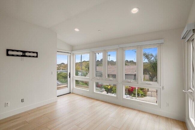 Building Photo - Contemporary luxury in a prime beachside l...