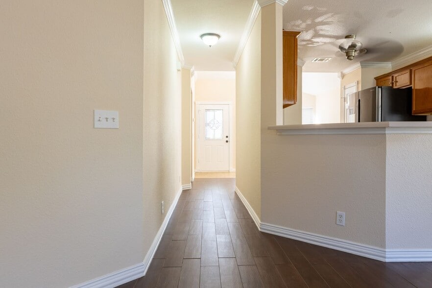 Building Photo - 13921 Greinert Dr