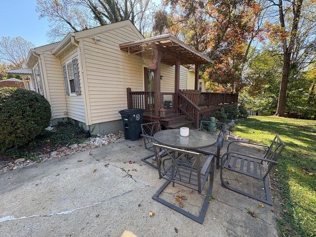 Building Photo - Move in special! First month rent is half off with approved application! 6 month lease option!